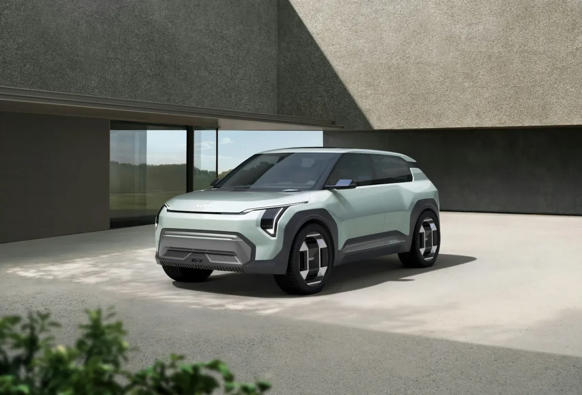 SUV moderno parcheggiato davanti a un edificio contemporaneo